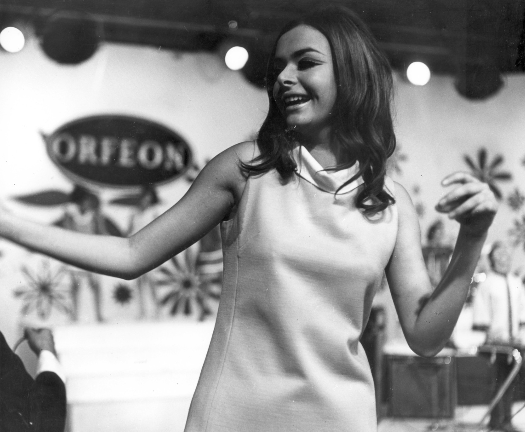Sube el volumen! Todo el ritmo de una era regresa con el lanzamiento de "Orfeón A Go-Go 'El Día Internacional del Rock'"