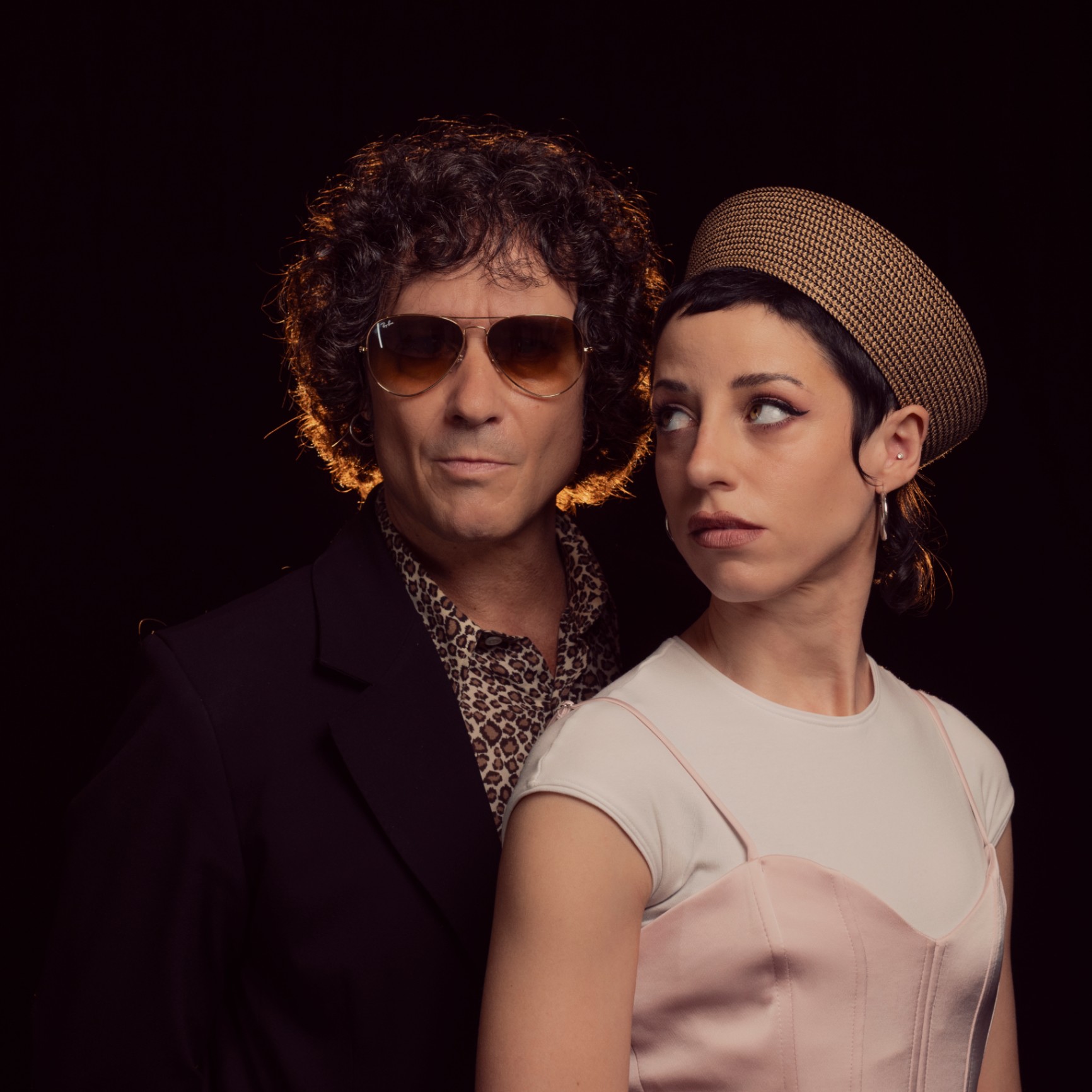 TRAVIS BIRDS Y ENRIQUE BUNBURY UNEN SUS VOCES EN “TODO O NADA”, UNA CANCIÓN QUE CELEBRA EL VALOR DE AVANZAR HACIA LO DESCONOCIDO