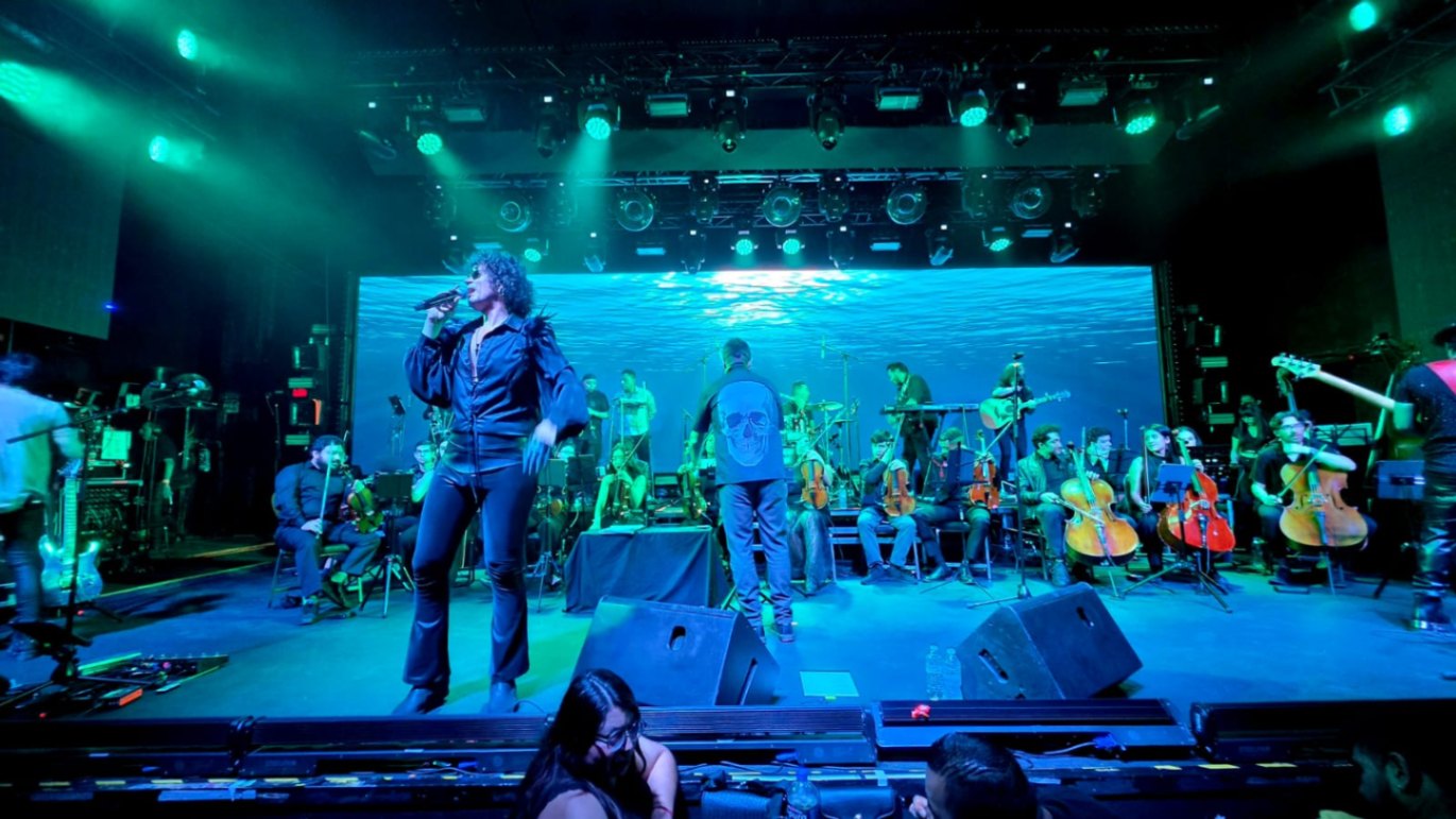 LA MEMORIA DE HÉROES DEL SILENCIO RENACIÓ ENTRE GUITARRAS Y SINFONÍA EN EMOTIVO HOMENAJE EN LA MARAKA